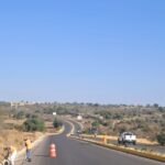 Tecali de Herrera brinda mantenimiento a camellones en carretera Puebla-Tecali