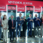 Recibe el gobernador Alejandro Armenta la Copa Mundial de la FIFA en Puebla