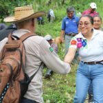 Vecinas y vecinos participan en faena comunitaria para rehabilitar el antiguo camino real en Pantepec