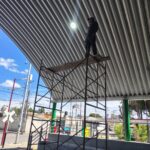 Renuevan luminarias de canchas deportivas en el Parque Municipal de Oriental