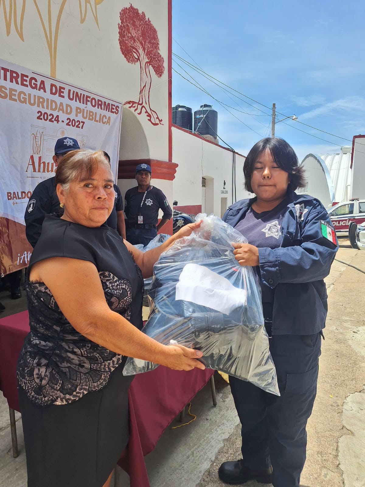 Ahuatlán fortalece a la Policía Municipal con entrega de nuevos uniformes