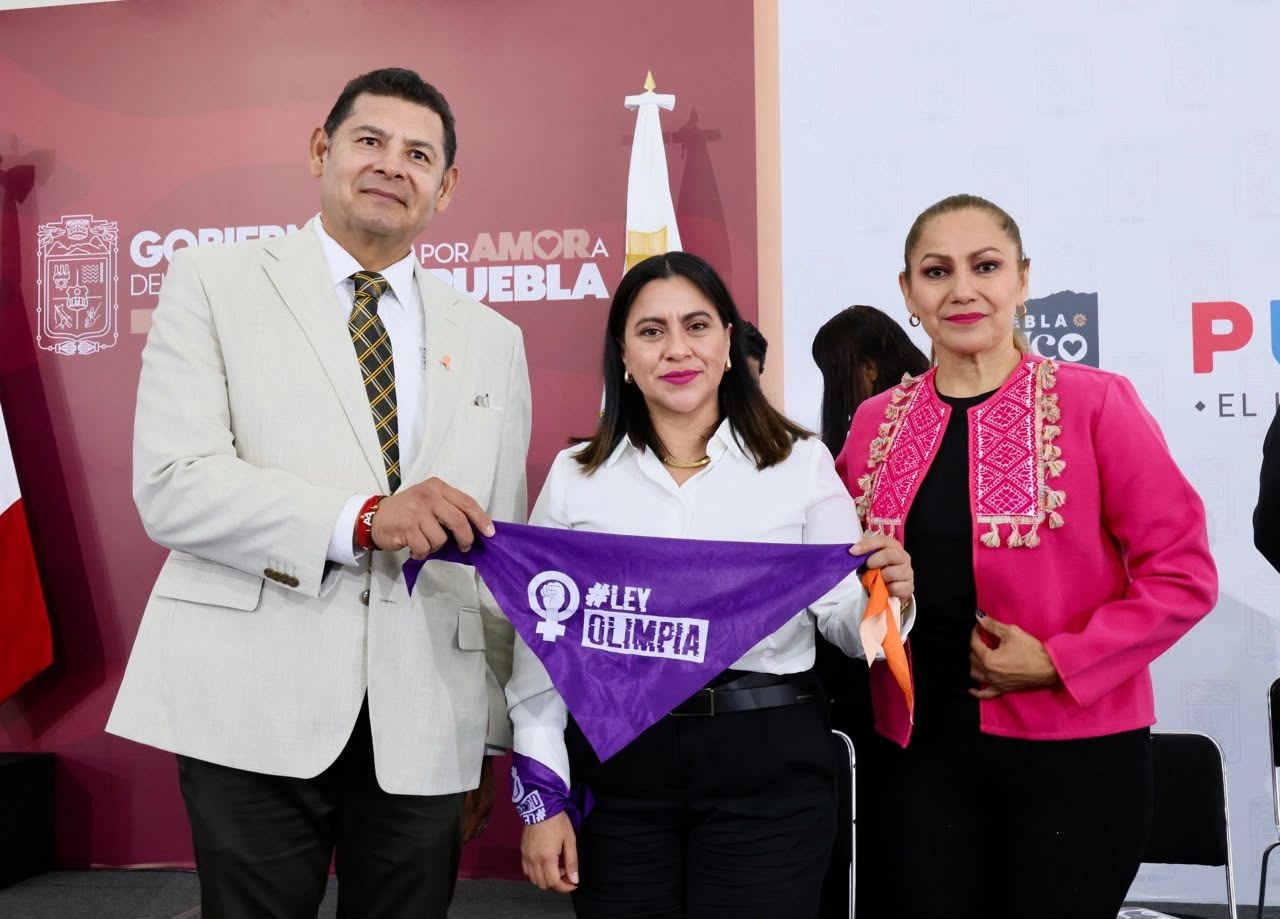 Puebla fortalece agenda contra la violencia digital; Armenta reconoce lucha de Olimpia Coral