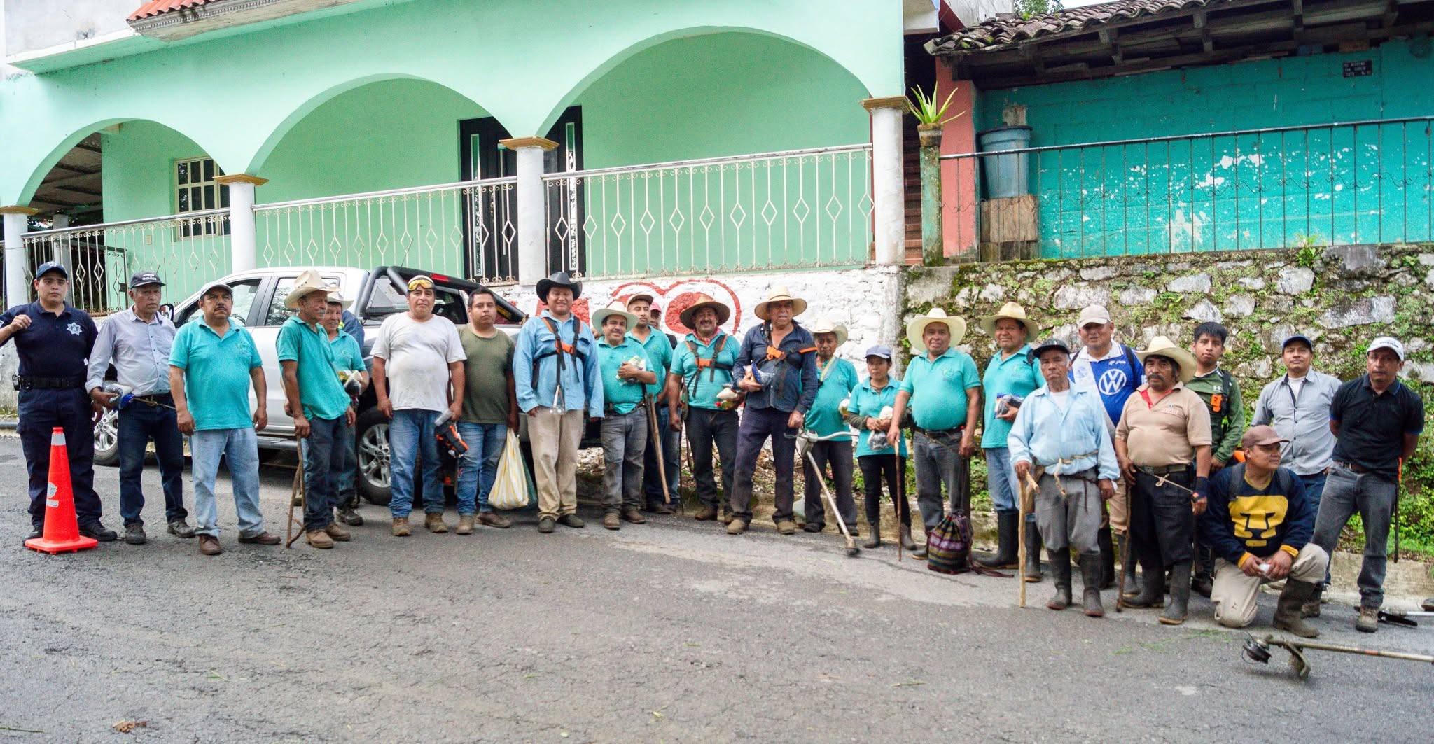 Gobierno de Zoquiapan y habitantes realizan faena comunitaria en carretera federal