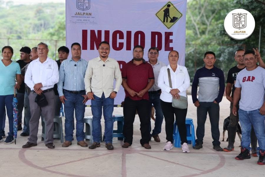Freddy Galindo inicia pavimentación de calle principal en Agua Hedionda, Jalpan