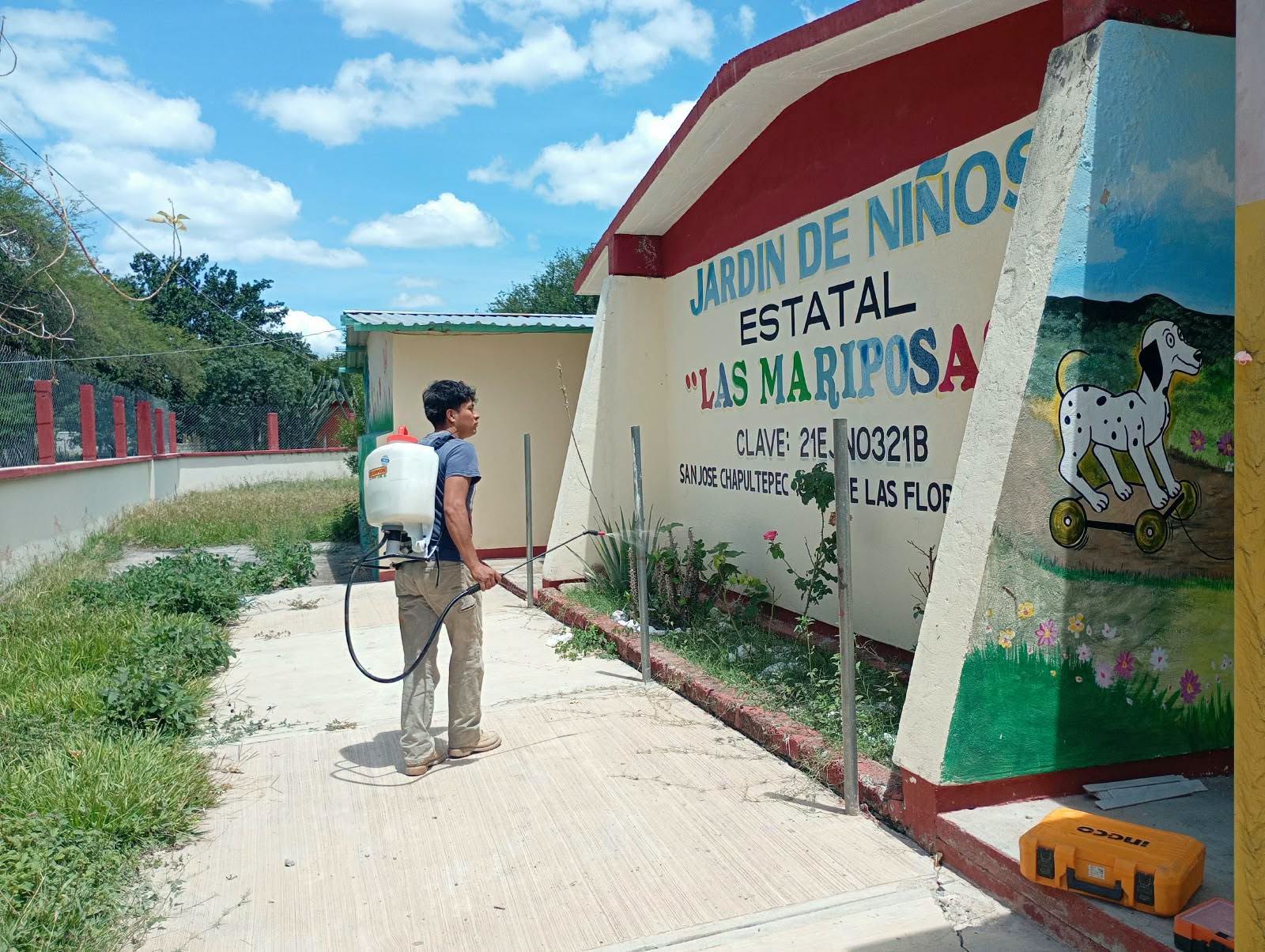 Chila realiza fumigación en escuelas ante el regreso a clases