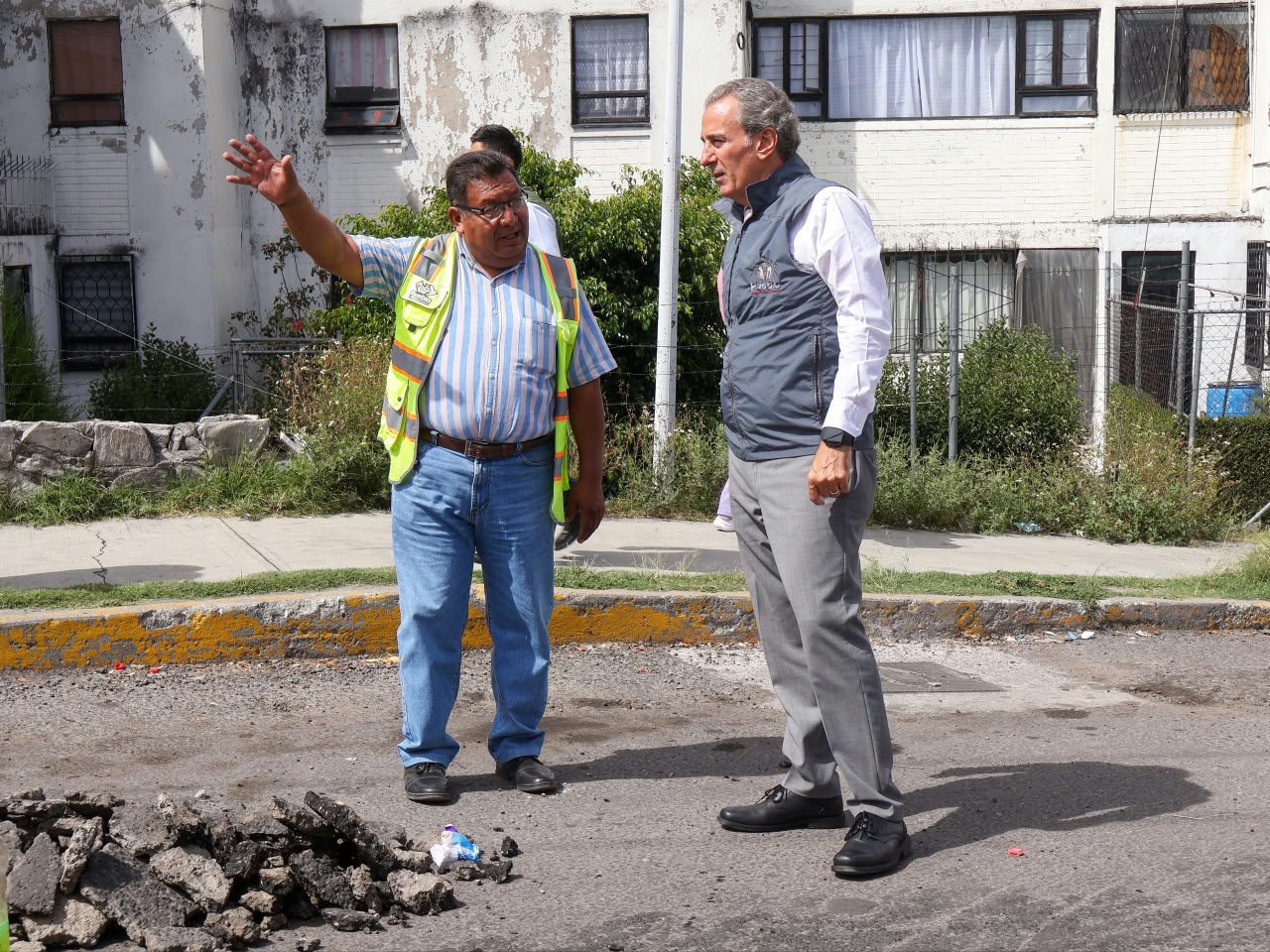 Supervisa Pepe Chedraui labores de bacheo en colonia La Noria