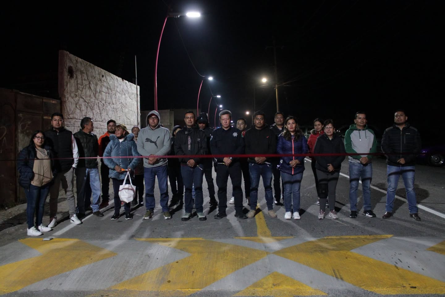 Entregan nueva obra de alumbrado público en colonias de Esperanza