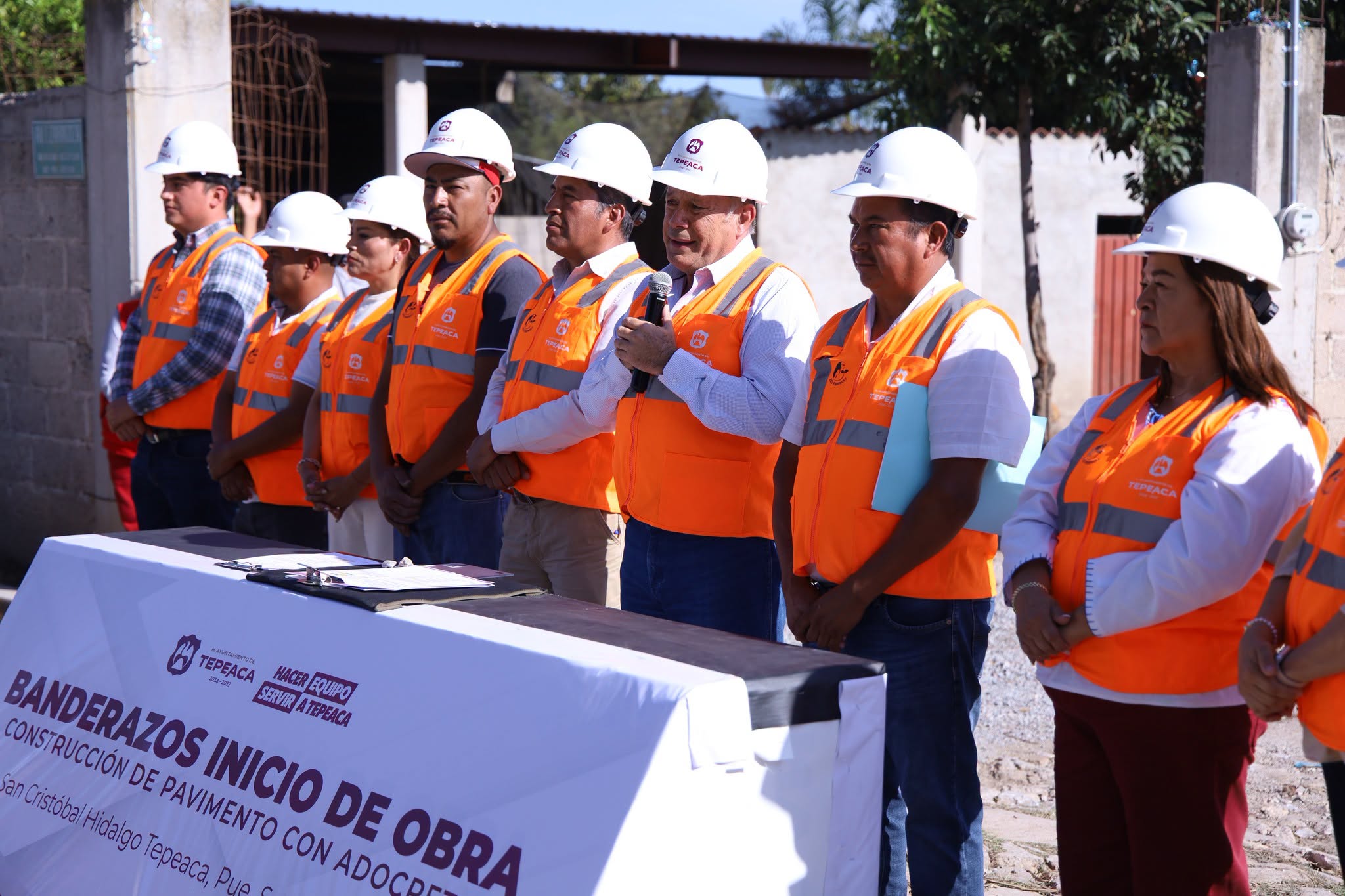 Alfredo Velázquez inicia pavimentación con adocreto en San Cristóbal Hidalgo, Tepeaca