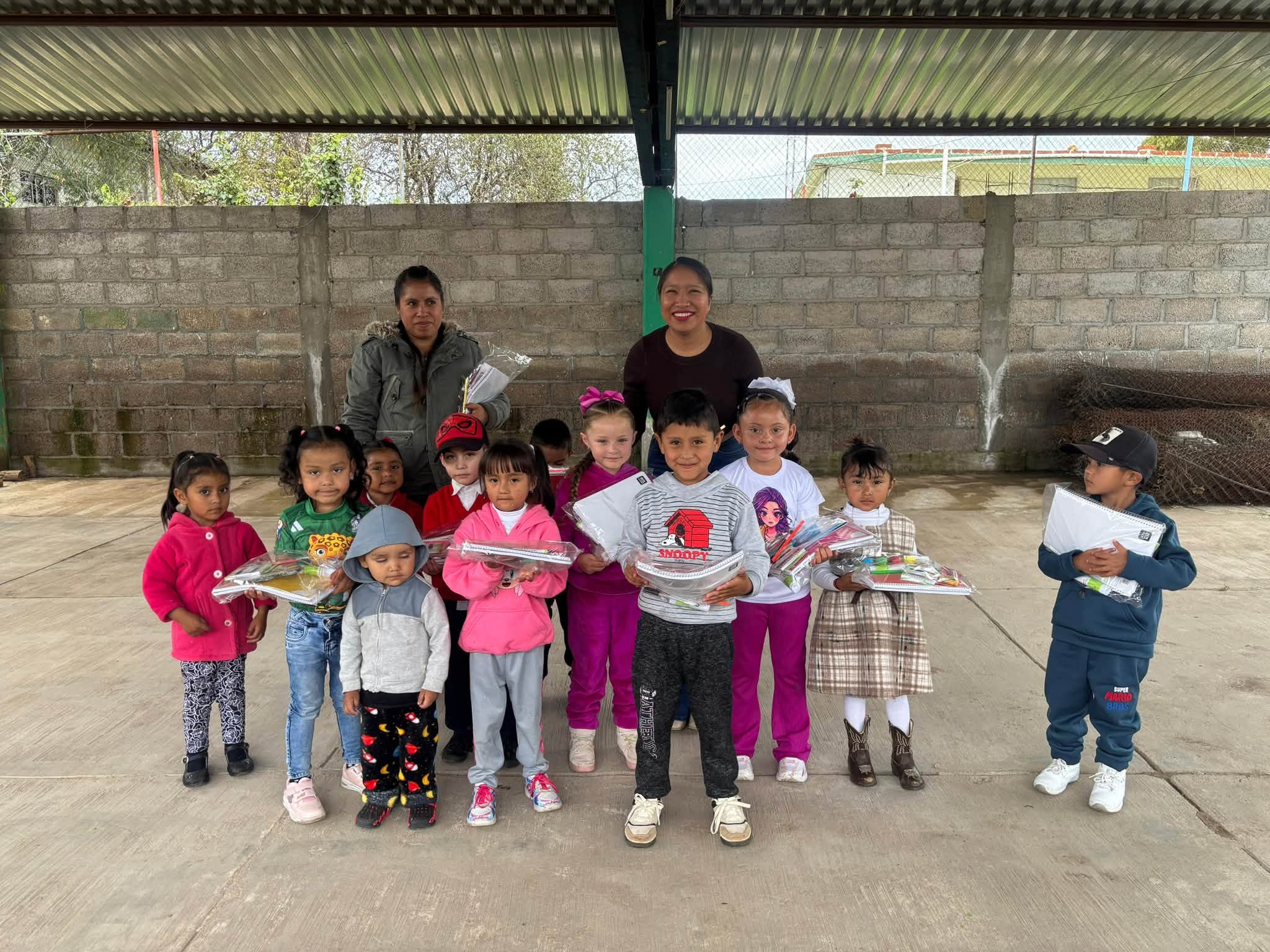 Chignahuapan entrega cerca de 50 paquetes de útiles escolares