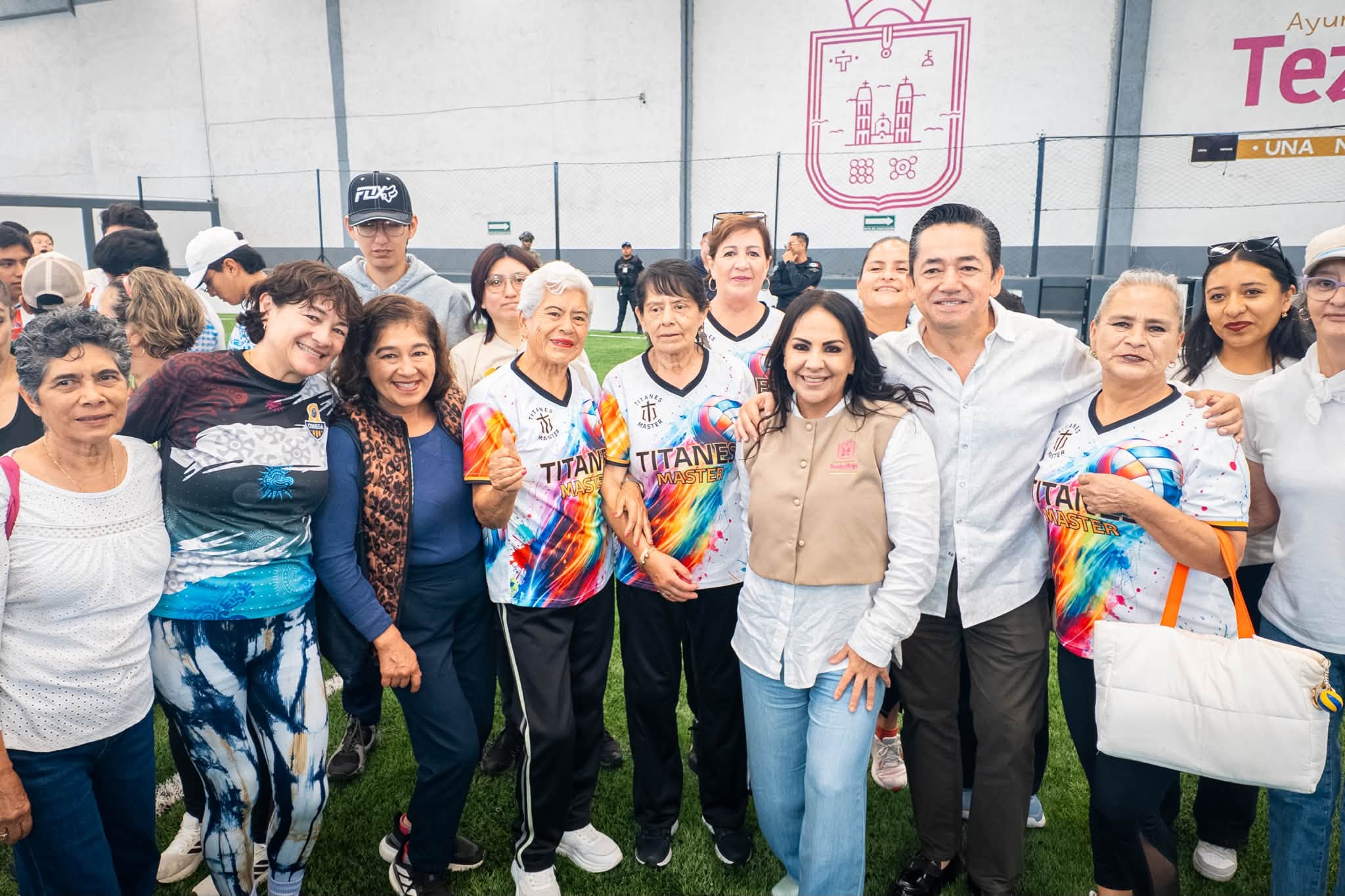 Karla Martínez entrega cancha rehabilitada con pasto sintético en Teziutlán