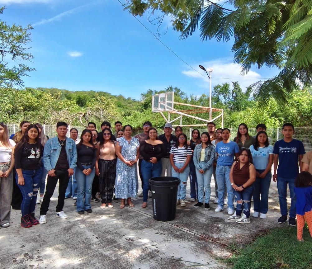 Tulcingo realiza faena y entrega botes de basura en campus del IEDEP
