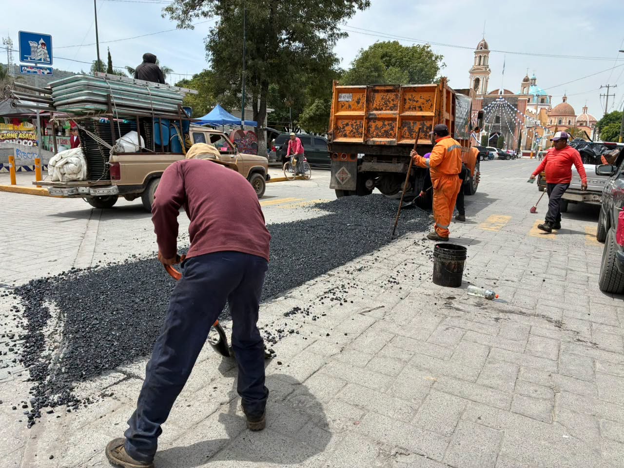Amozoc realiza trabajos de bacheo en calles del Centro previo a Fiestas Patrias