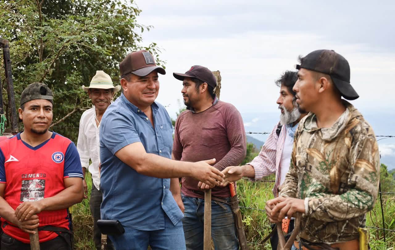 Carlos Barragán encabeza faena para reparar camino de las Tres Nactancas en Xicotepec
