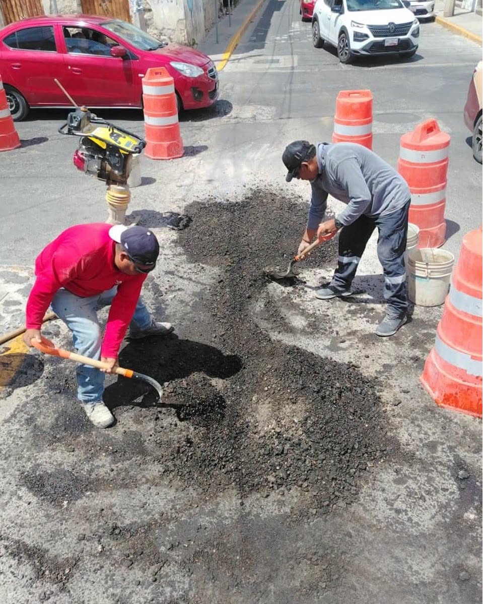 Gobierno de Tehuacán realiza trabajos de reposición de asfalto en la colonia Centro