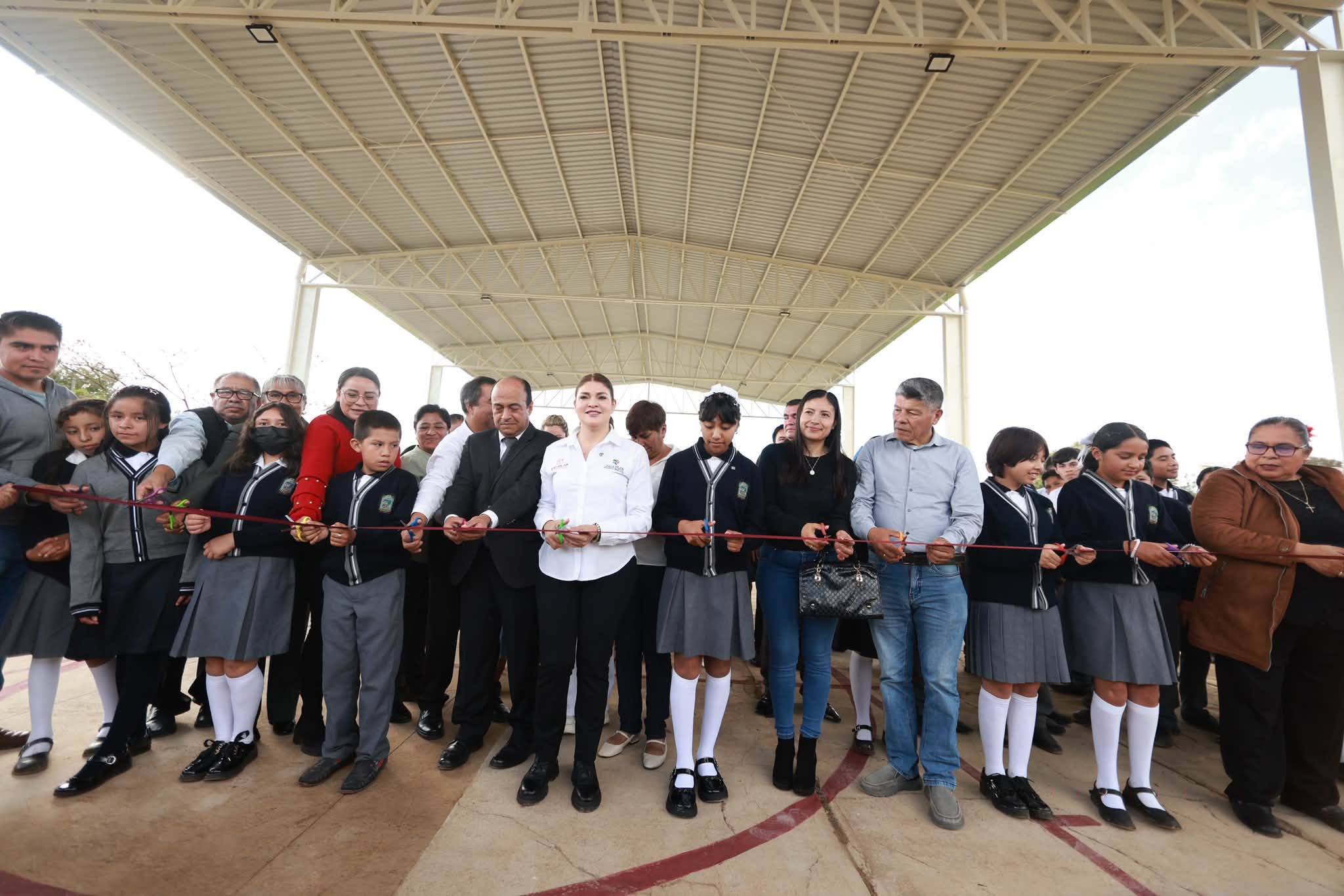Bety Sánchez entrega techado en telesecundaria de Tlatempa, Zacatlán