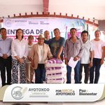 Ayotoxco de Guerrero entrega fertilizante a productores y acerca apoyos a comunidades