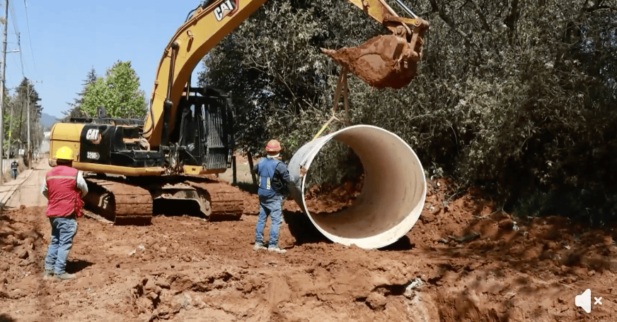 Alejandro Armenta supervisa colector pluvial y entrega apoyos durante gira por Zacatlán