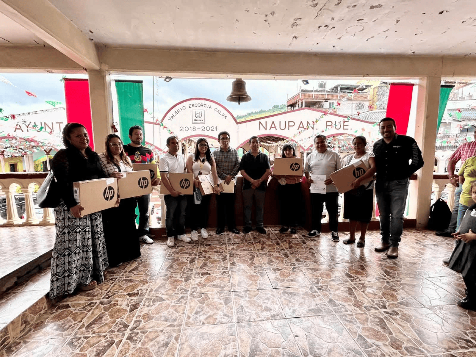 Equipan con paneles solares a siete escuelas de Naupan 