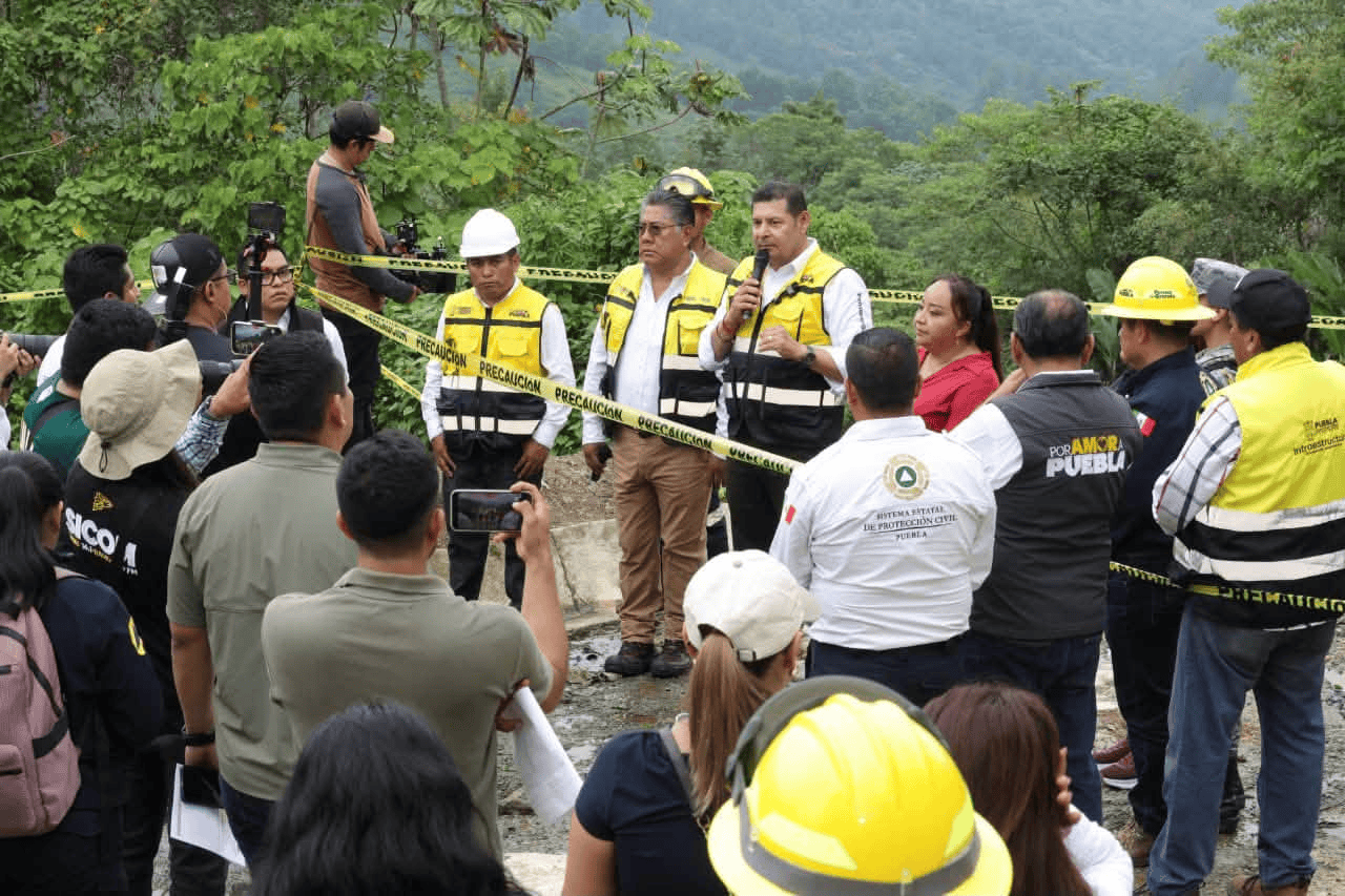 En Amixtlán, Sierra Norte se recuperan caminos cerrados por deslaves: Armenta
