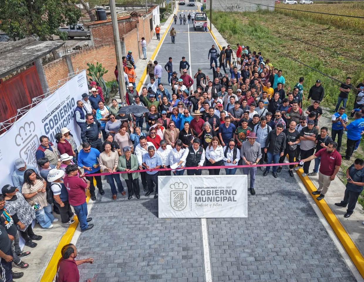 Omar Muñoz entrega calle Tierra y Libertad en San Lorenzo Almecatla