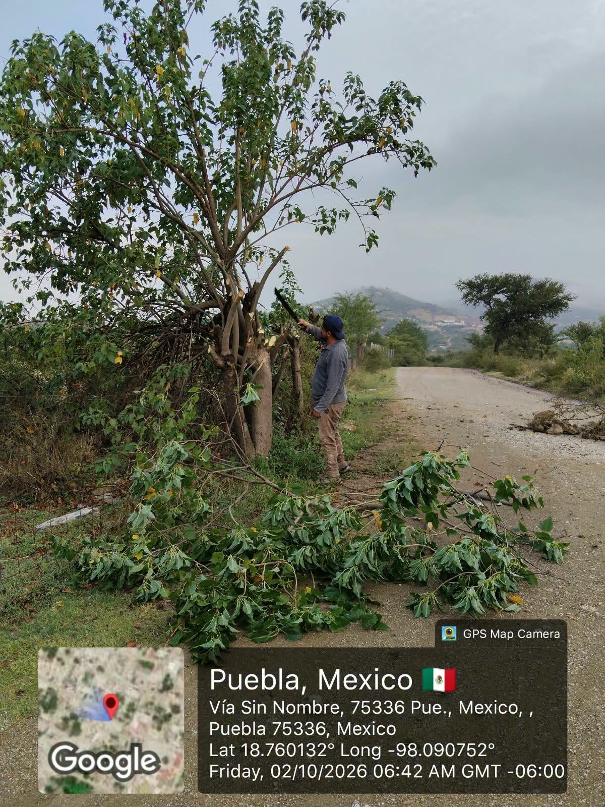 Realizan faena comunitaria en camino a Santa Ana y Santa Martha en La Magdalena Tlatlauquitepec