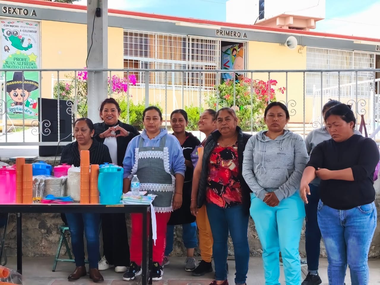 DIF Yehualtepec entrega utensilios para desayunador de primaria en San Gabriel Tetzoyocan