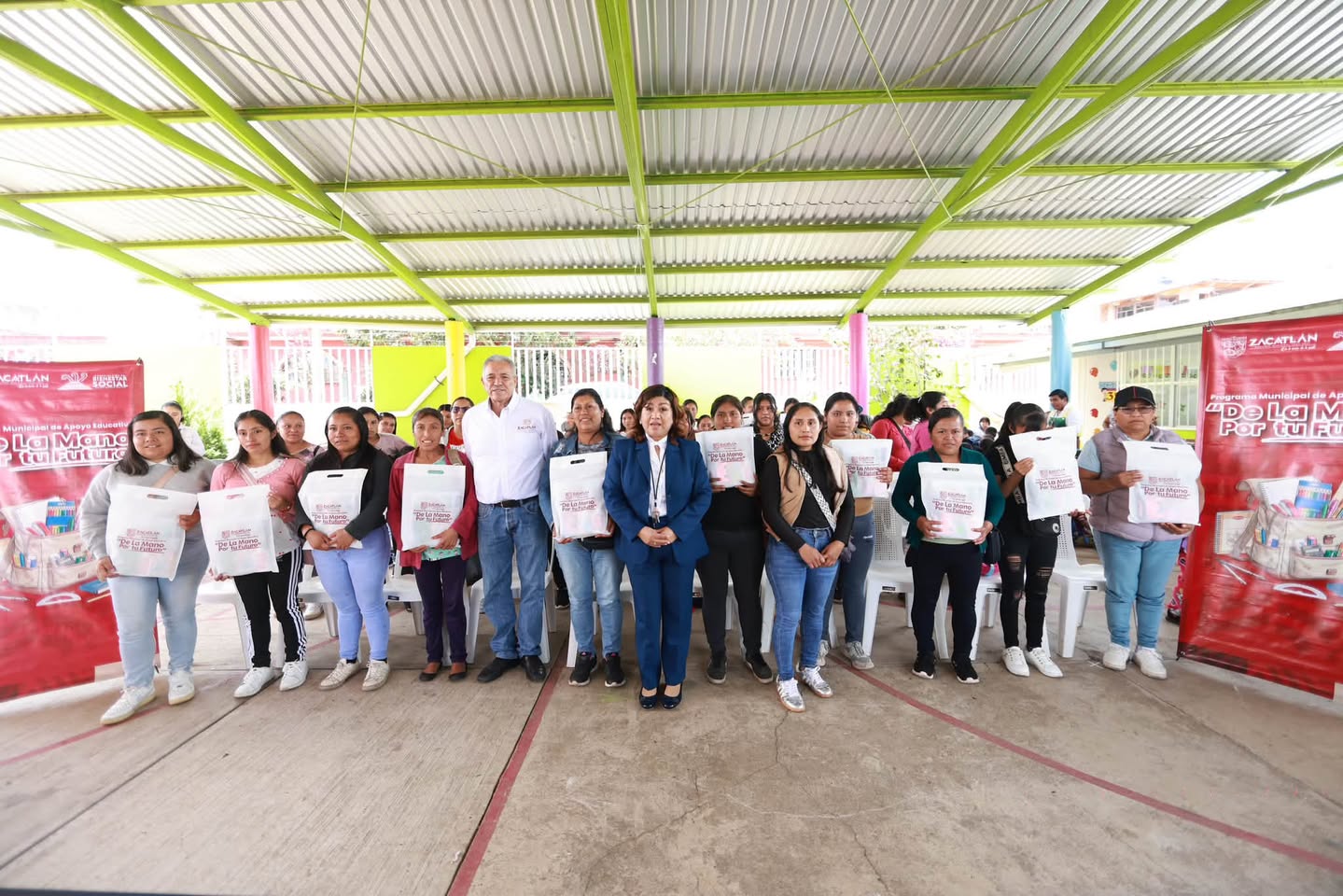 Gobierno de Bety Sánchez entrega 120 kits escolares y mobiliario educativo en comunidades de Zacatlán