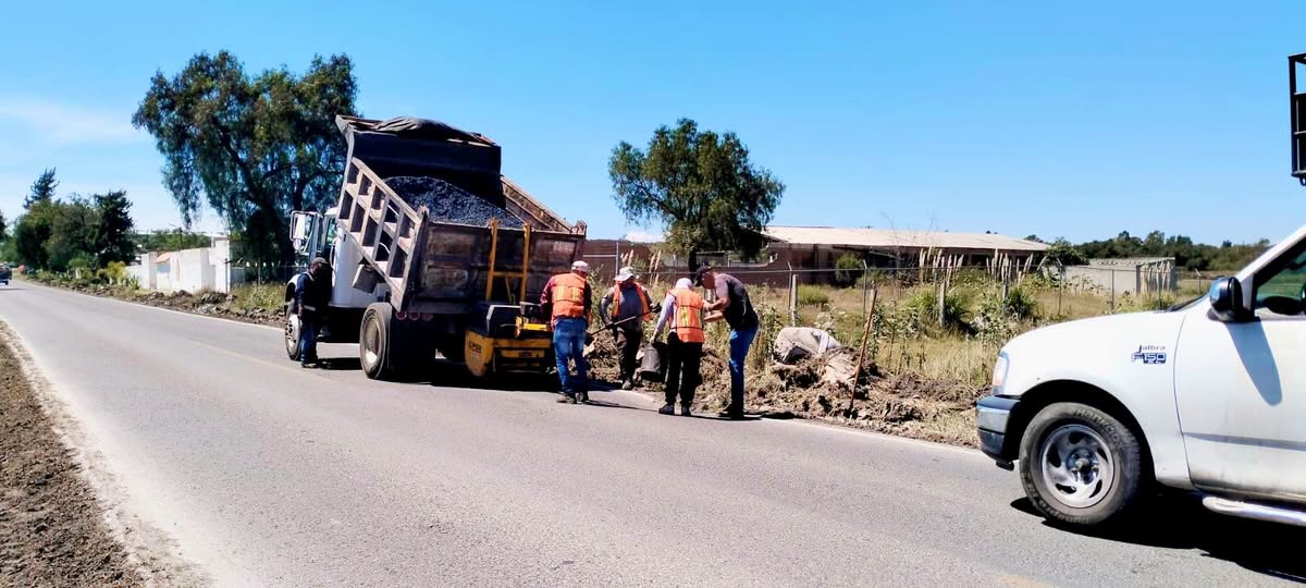 Alan Amador inicia trabajos de bacheo en carreteras de Tecali de Herrera para mejorar la seguridad vial