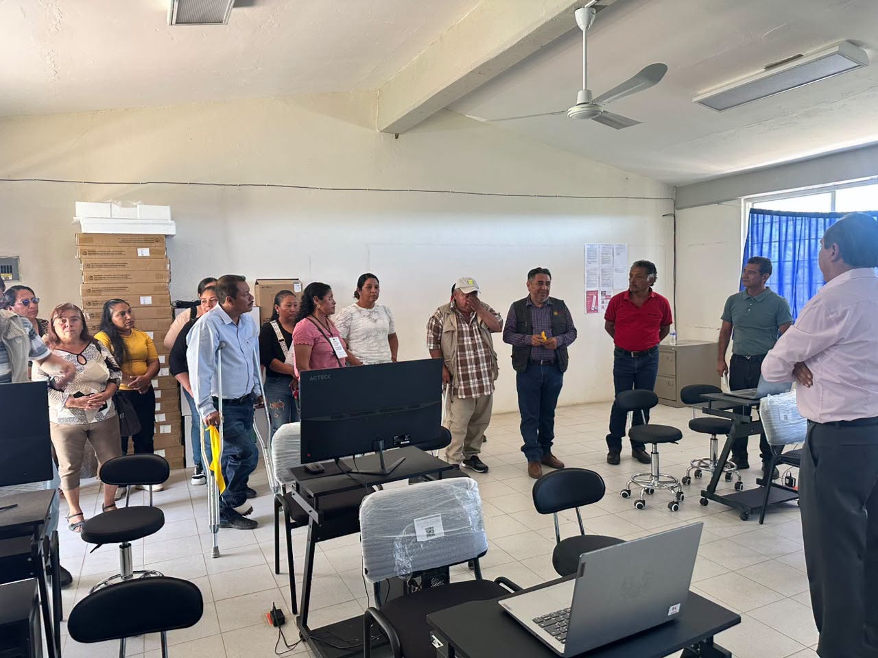 Baldomero Lezama fortalece educación en Ahuatlán con nuevo desayunador y aula de cómputo
