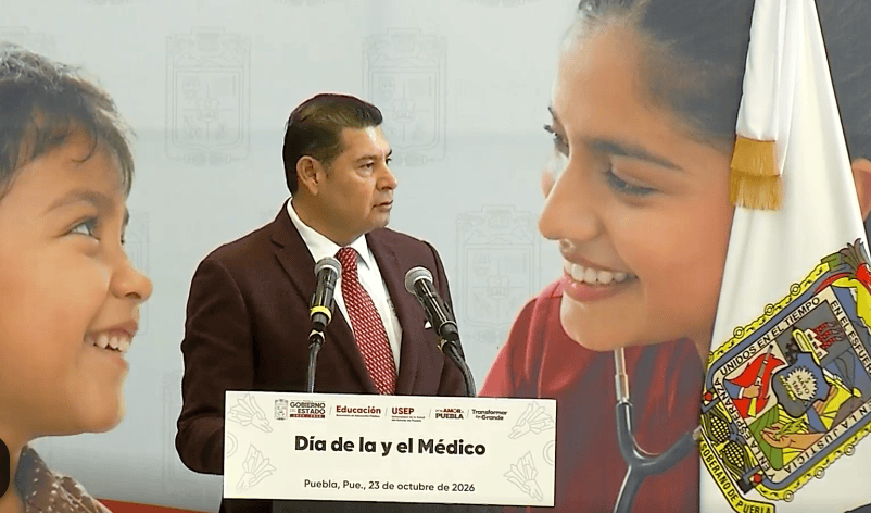 Alejandro Armenta reconoce a médicos, docentes y estudiantes de la Universidad de la Salud de Puebla