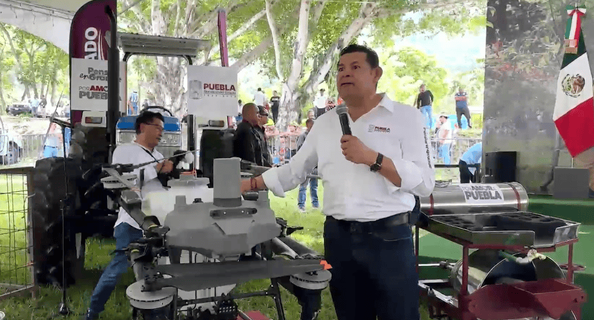 Alejandro Armenta entrega apoyos al campo, recursos para obra comunitaria y plantas para reforestación en Pantepec